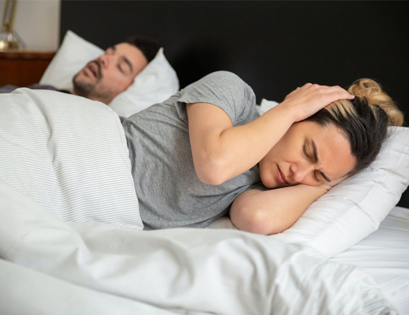 Oordoppen tegen snurken: goed of slecht idee?